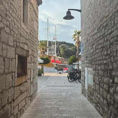 Romantic Getaway Near The Harbor