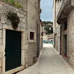 Romantic Getaway Near The Harbor ילסה