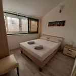 Romantic Getaway Near The Harbor דירה